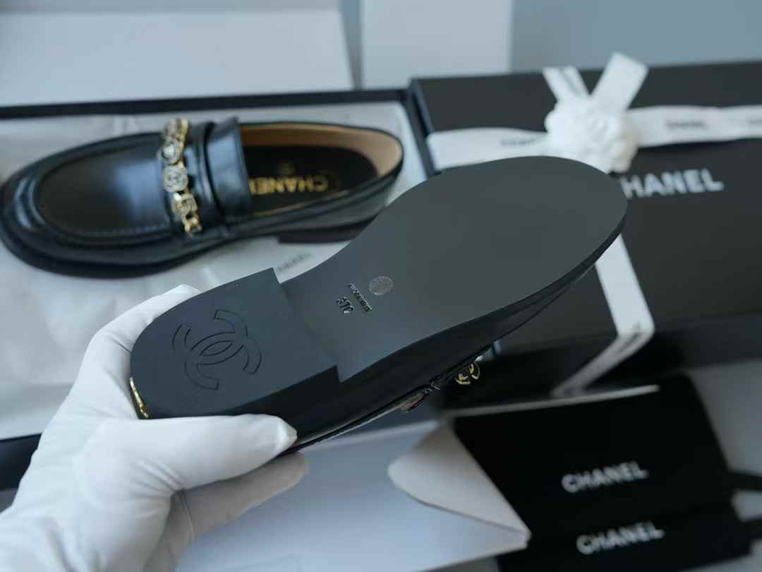 Chanel Flat-soled casual shoes view 5
