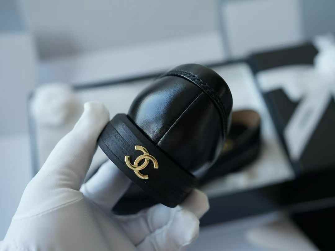 Chanel Flat-soled casual shoes view 6