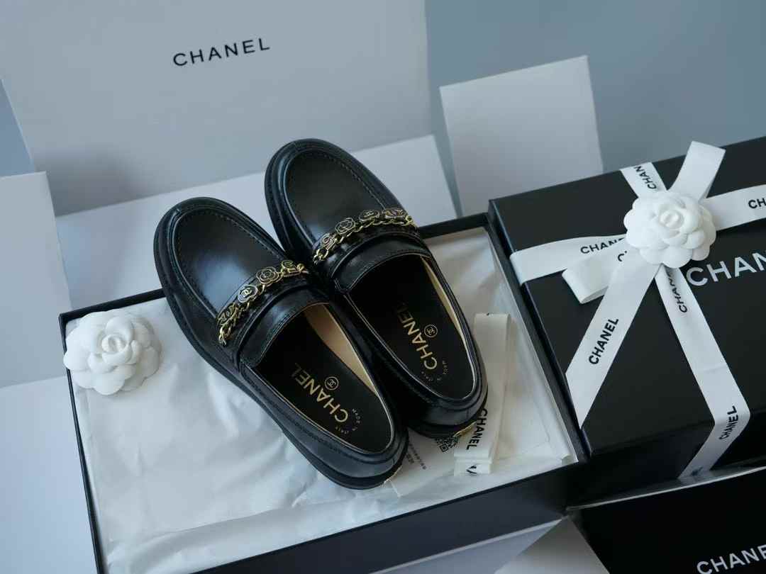 Chanel Flat-soled casual shoes view 9
