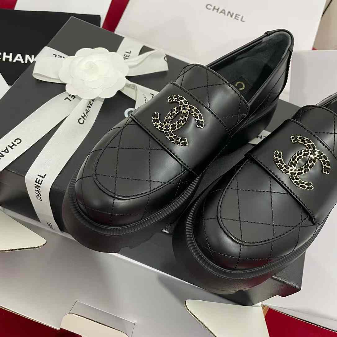 Chanel 24B ARRIVALS Leather shoes view 3