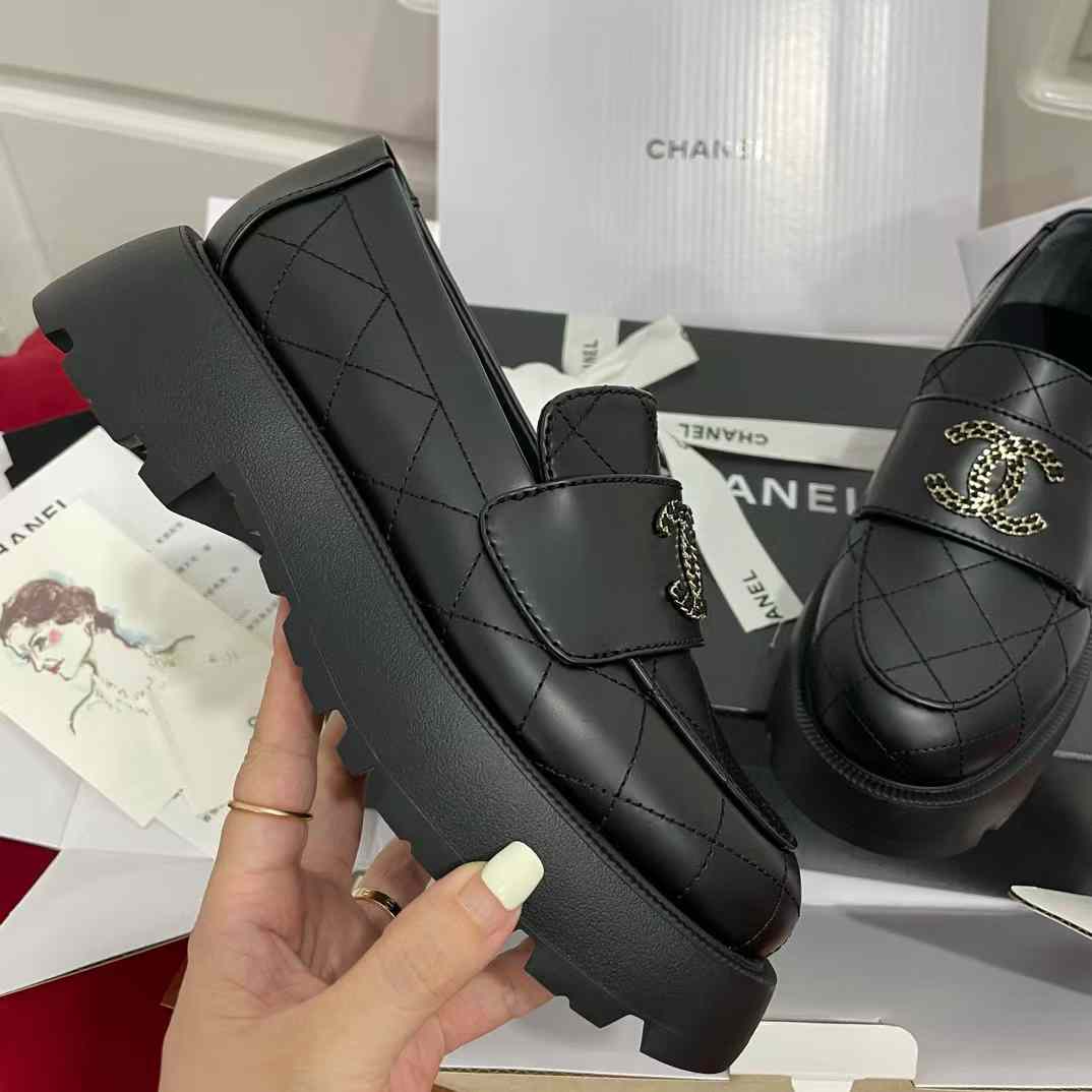 Chanel 24B ARRIVALS Leather shoes view 4