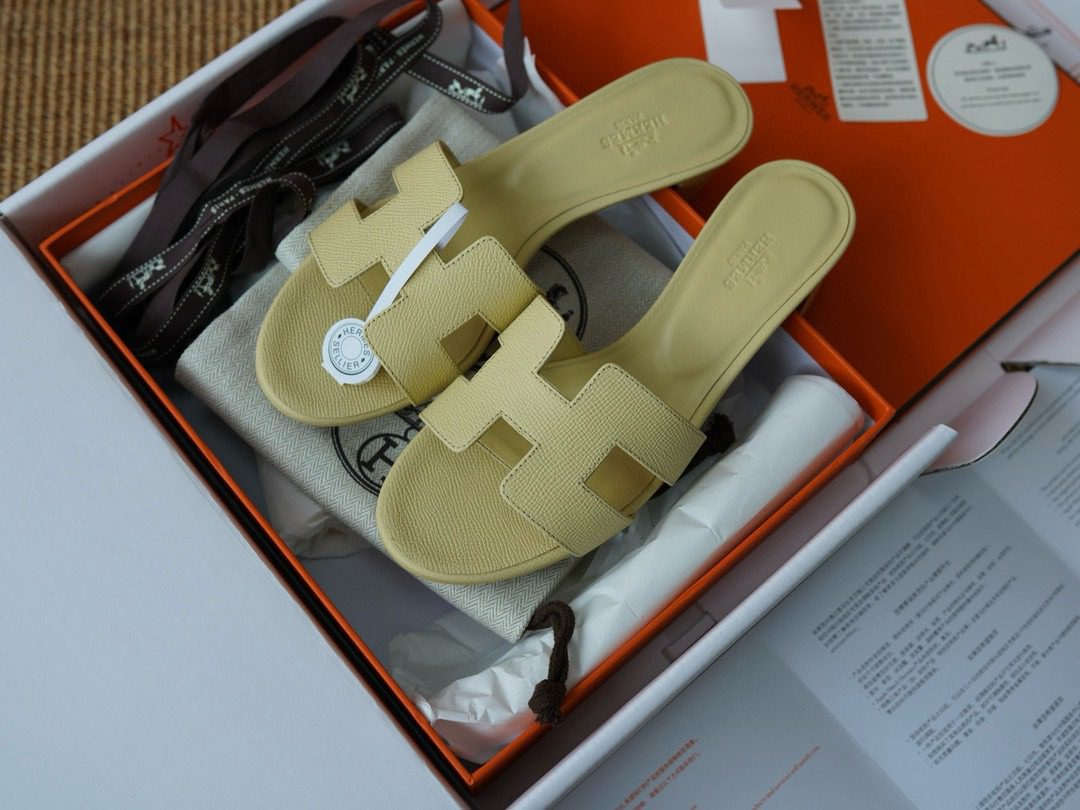 Hermès Oasis sandal view 1