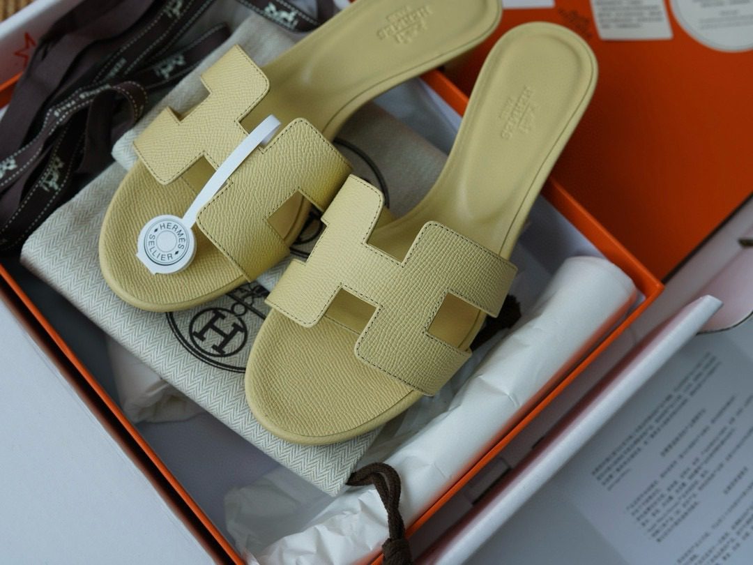 Hermès Oasis sandal view 2