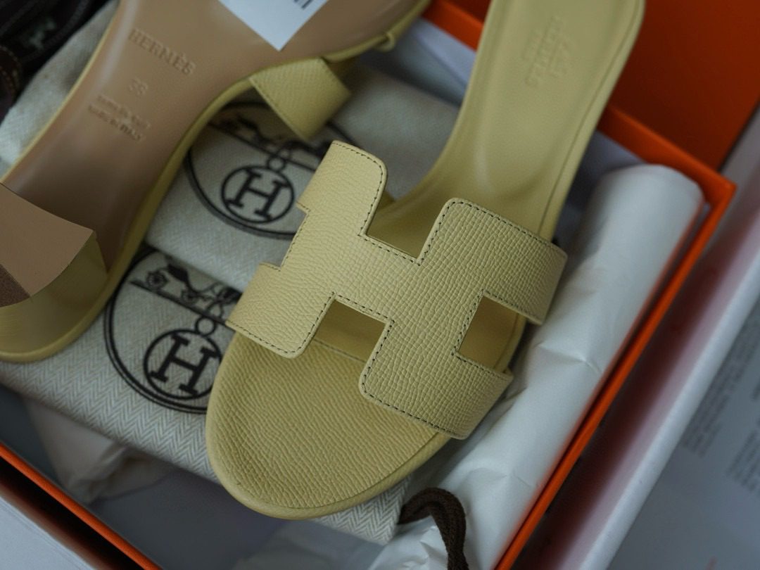 Hermès Oasis sandal view 3