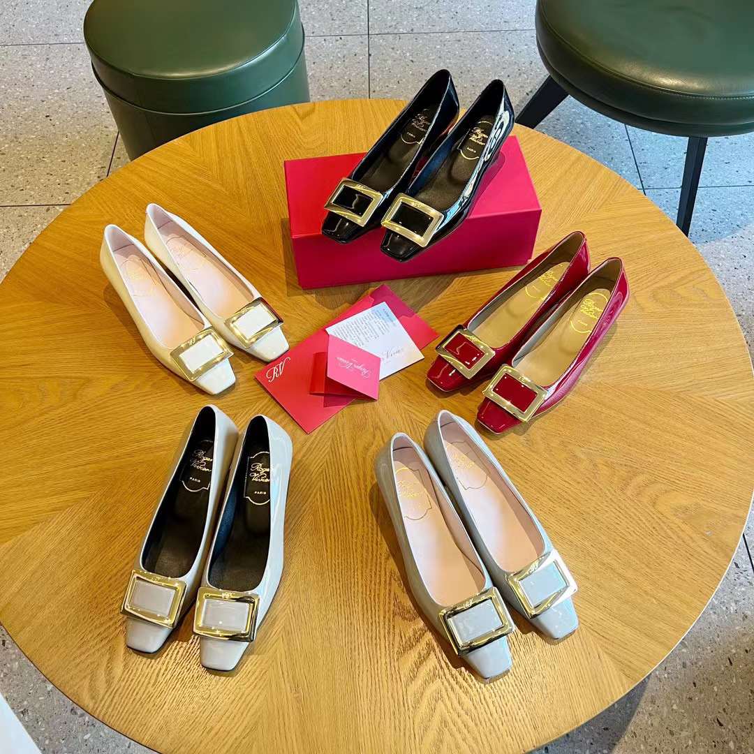 Roger Vivier classics high-heeled shoes view 2