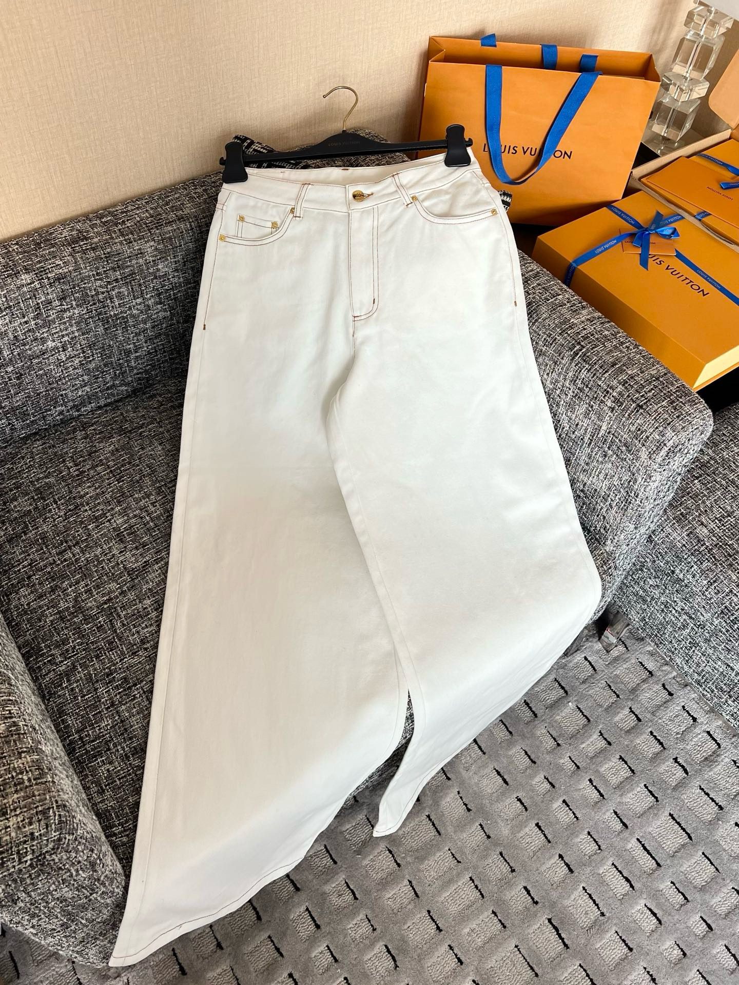 Louis Vuitton Jeans view 2