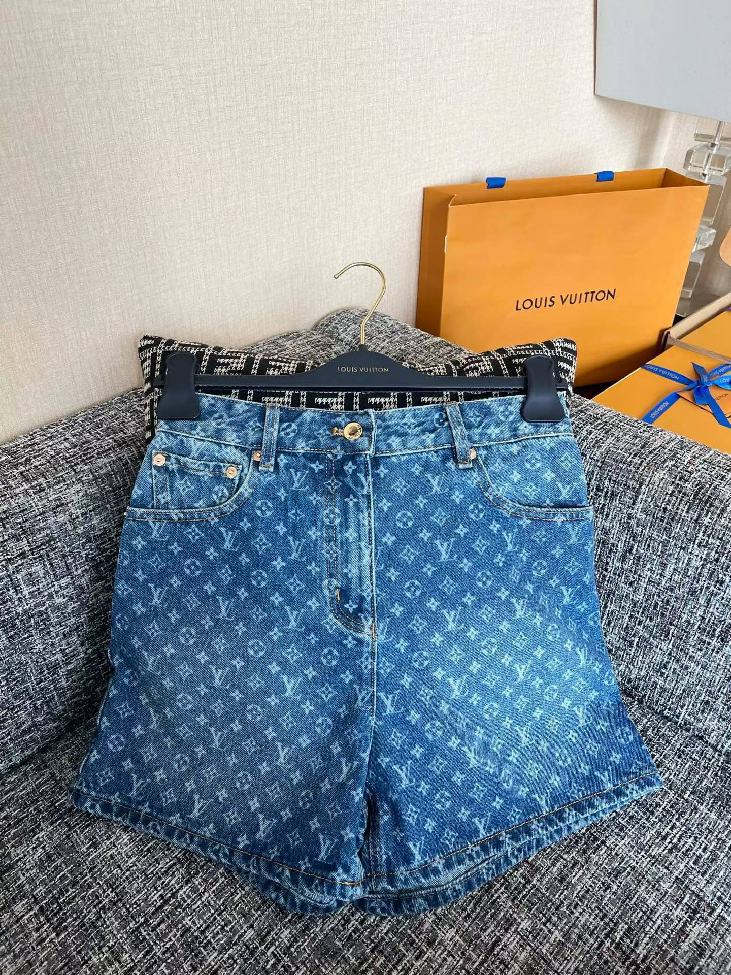 Louis Vuitton Denim shorts view 2