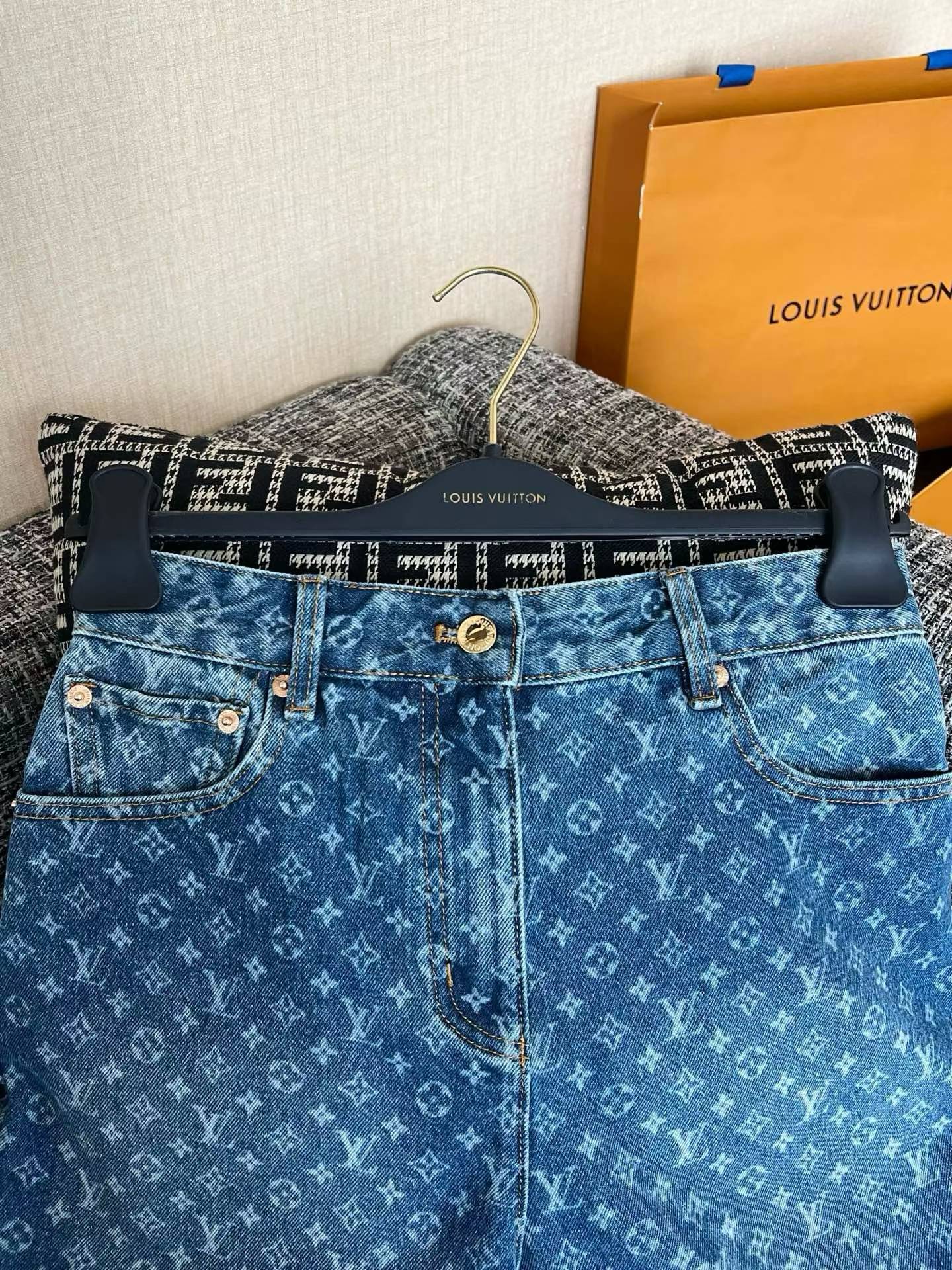 Louis Vuitton Denim shorts view 3