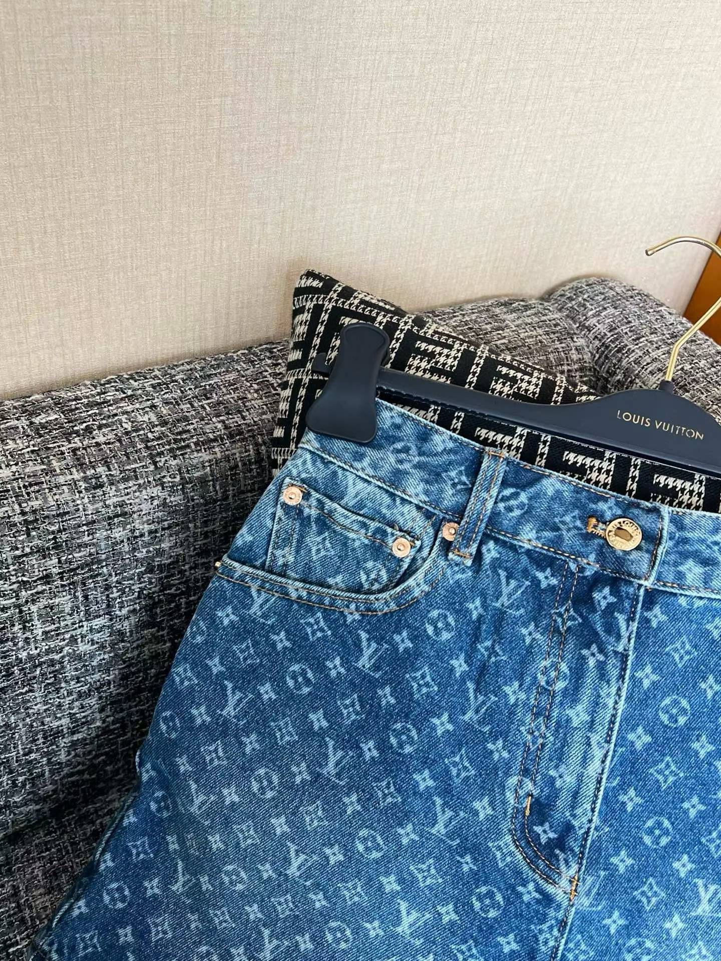 Louis Vuitton Denim shorts view 4