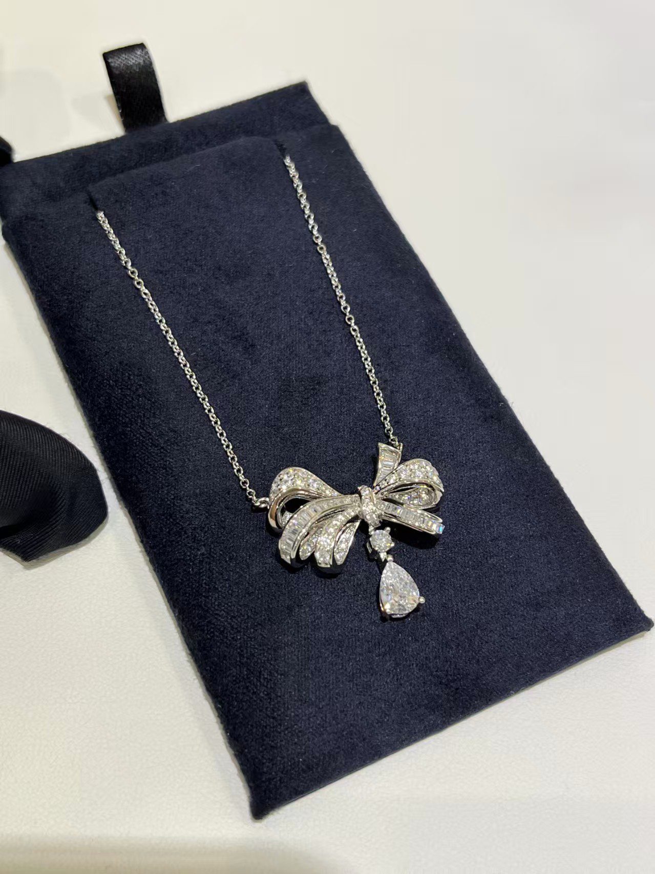 Graff Bow necklace view 1
