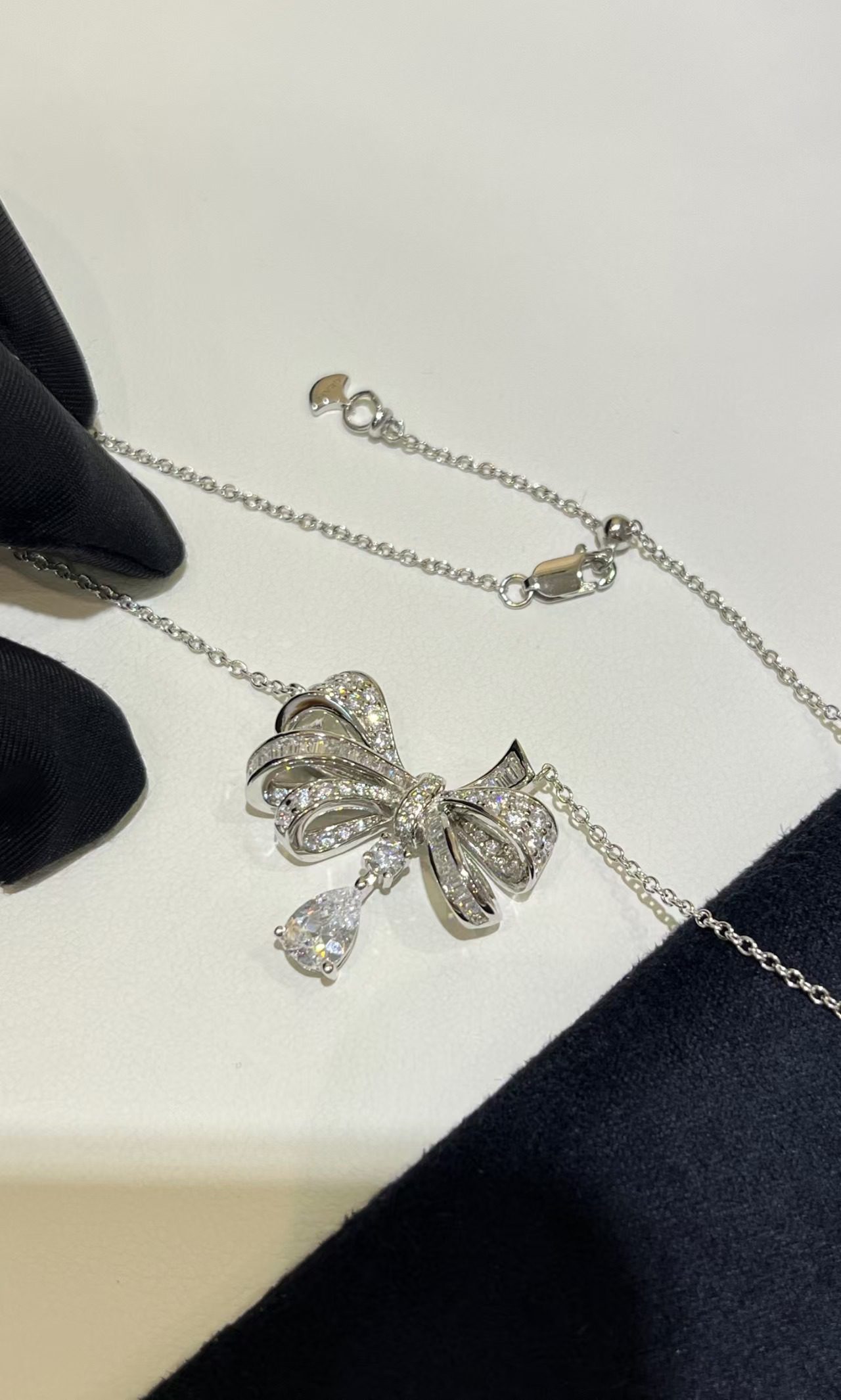 Graff Bow necklace view 3