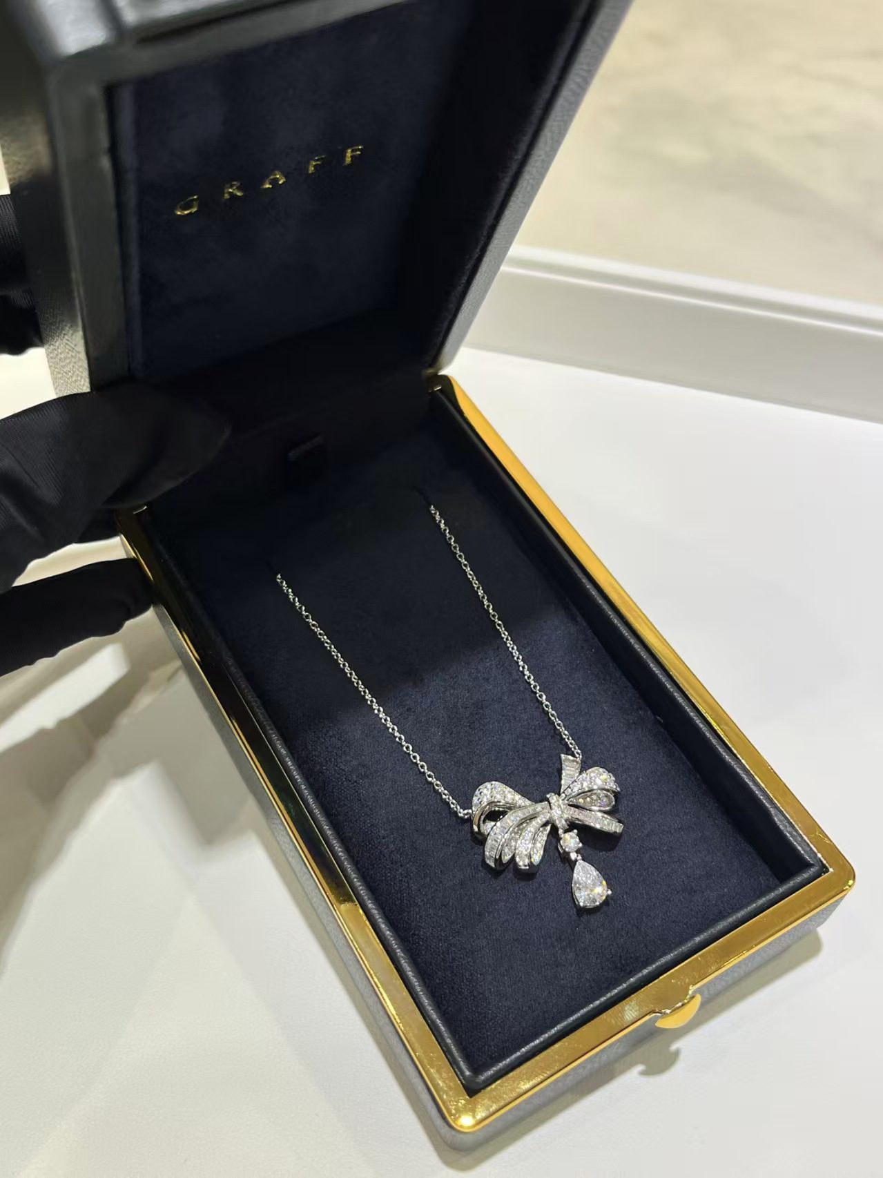 Graff Bow necklace view 8
