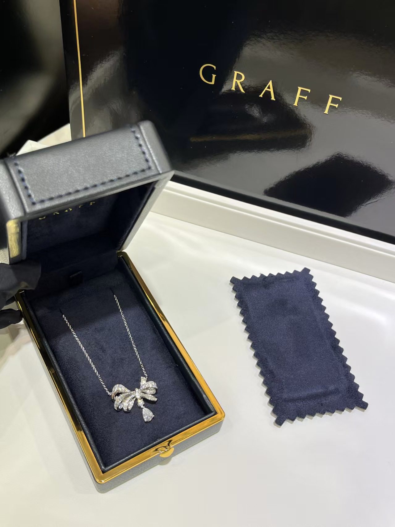 Graff Bow necklace view 9
