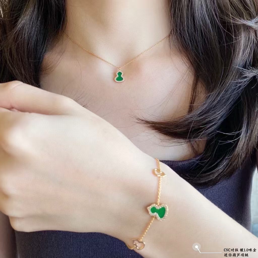 Qeelin Gourd necklace view 9