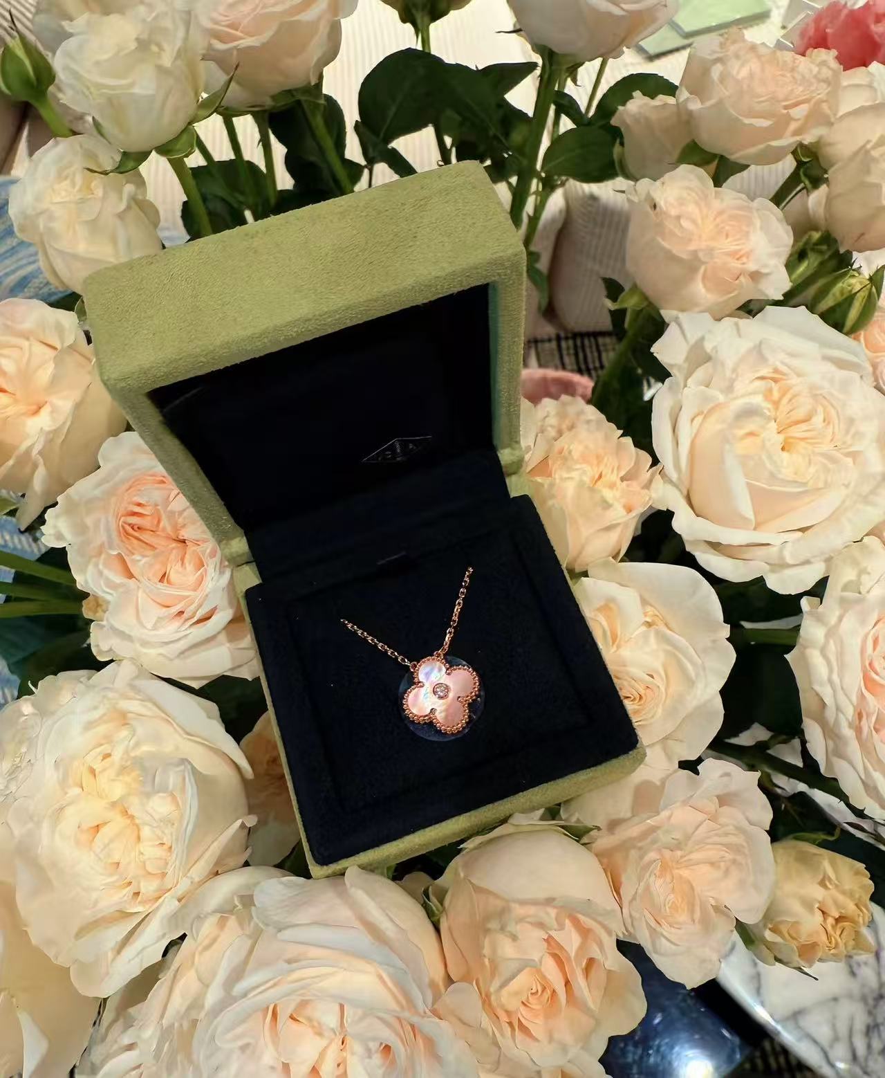 Van Cleef & Arpels 25Christmas limited edition view 1