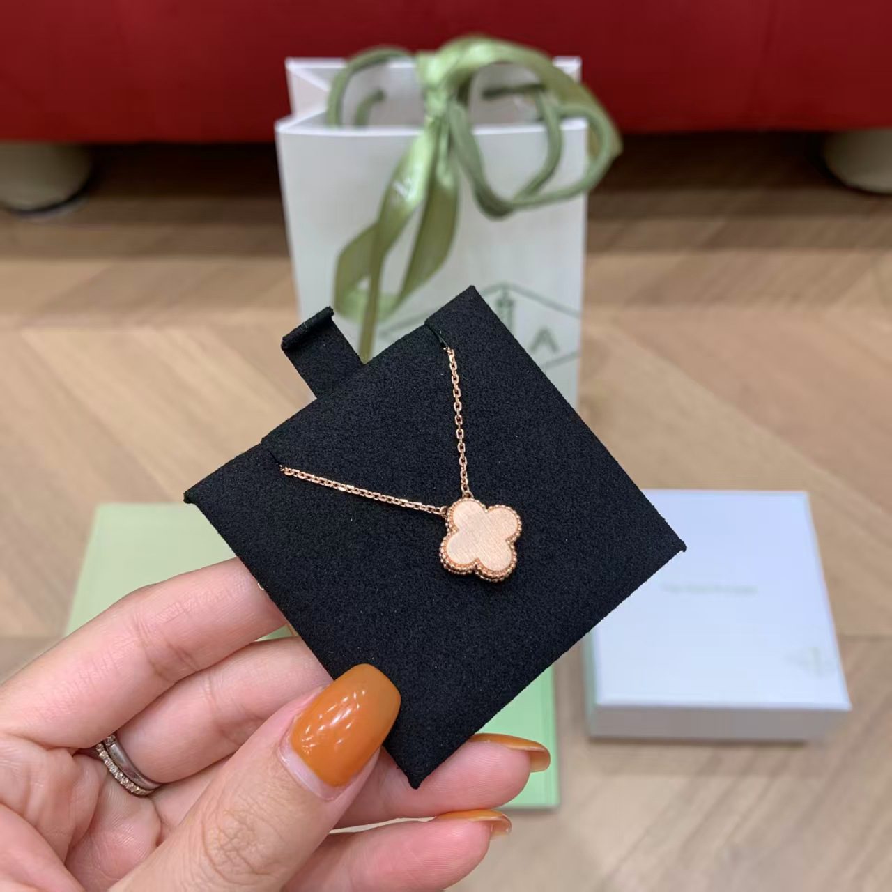 Van Cleef & Arpels 25Christmas limited edition view 11