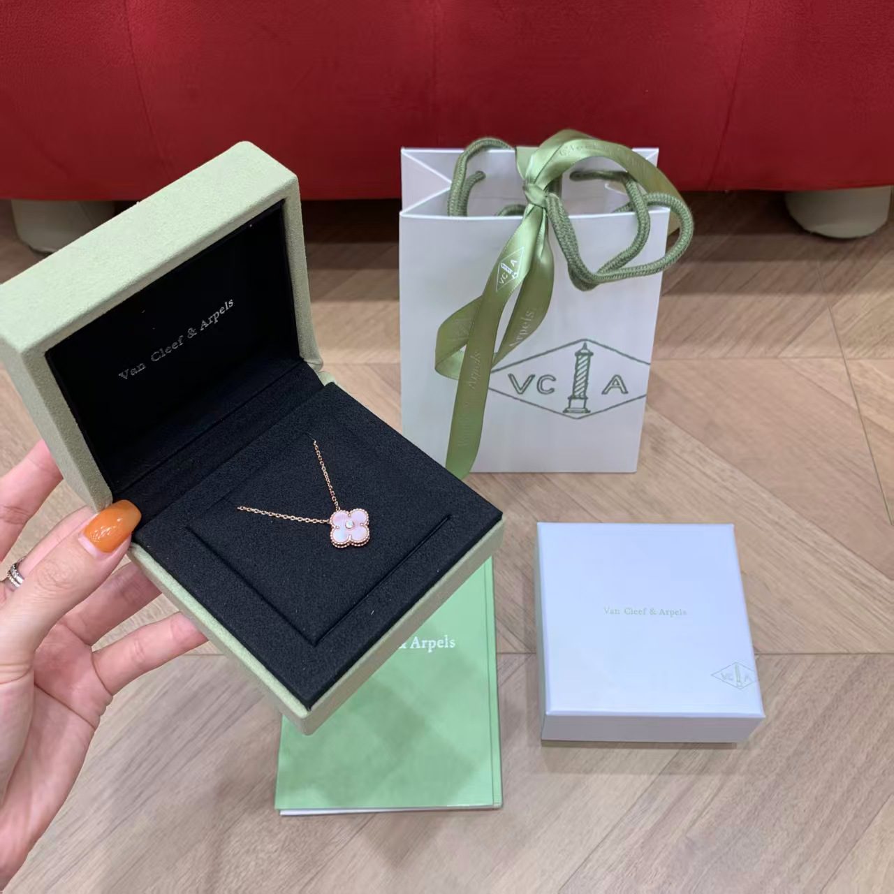 Van Cleef & Arpels 25Christmas limited edition view 3