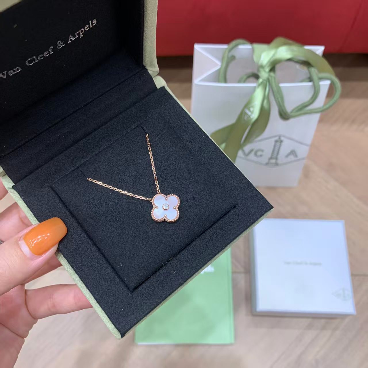 Van Cleef & Arpels 25Christmas limited edition view 4