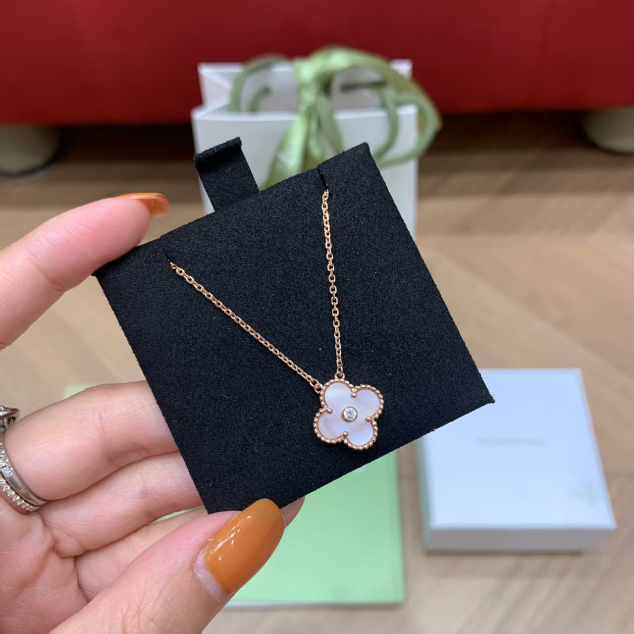 Van Cleef & Arpels 25Christmas limited edition view 5