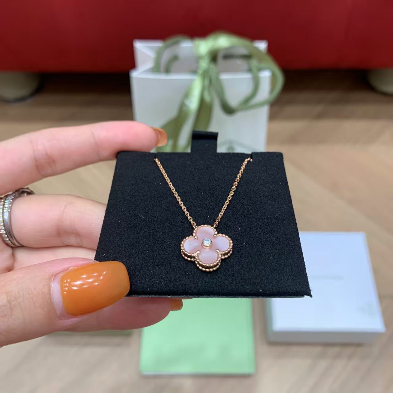 Van Cleef & Arpels 25Christmas limited edition view 6