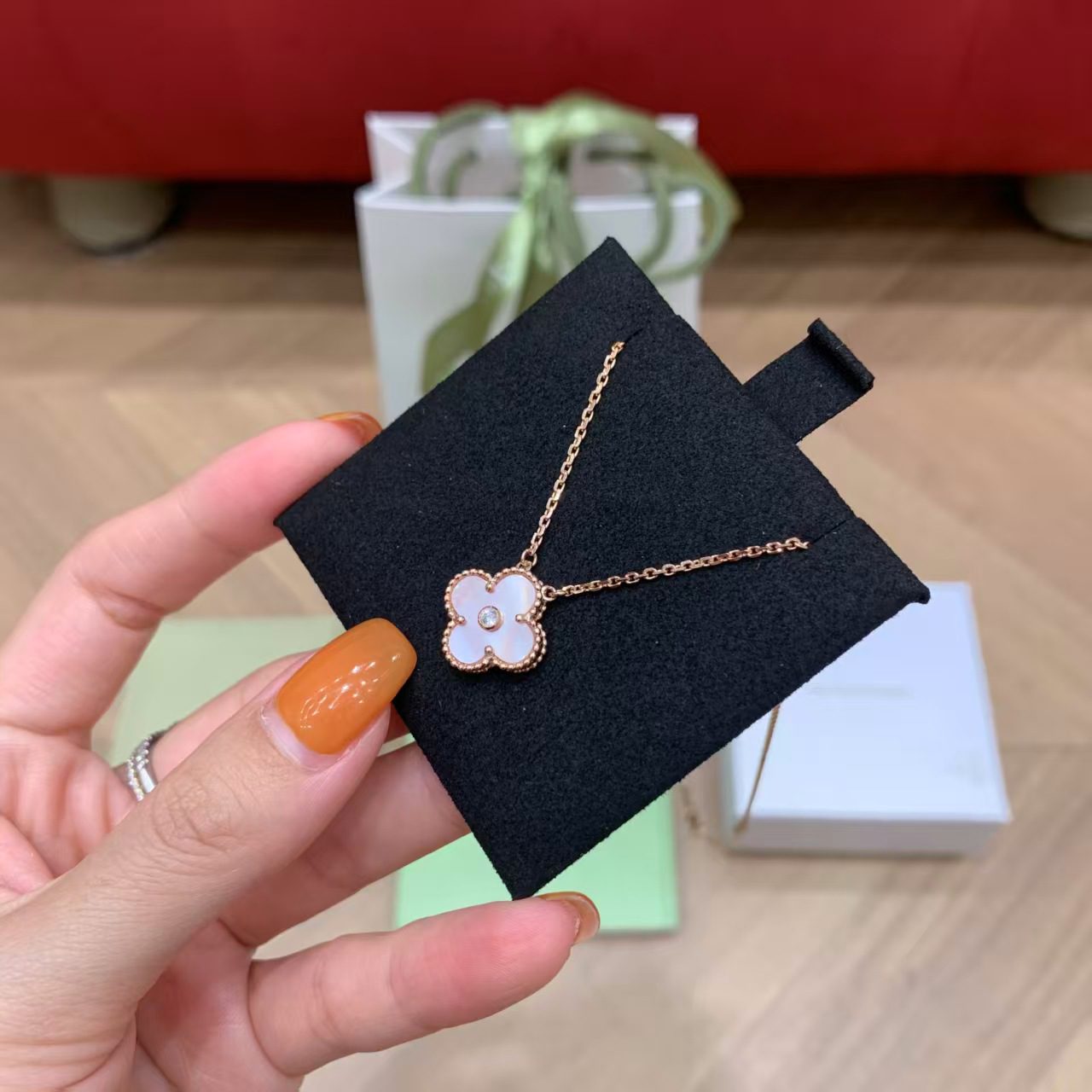 Van Cleef & Arpels 25Christmas limited edition view 7