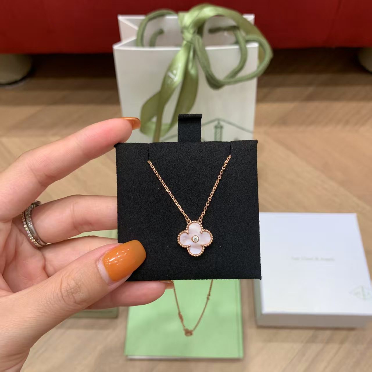Van Cleef & Arpels 25Christmas limited edition view 9