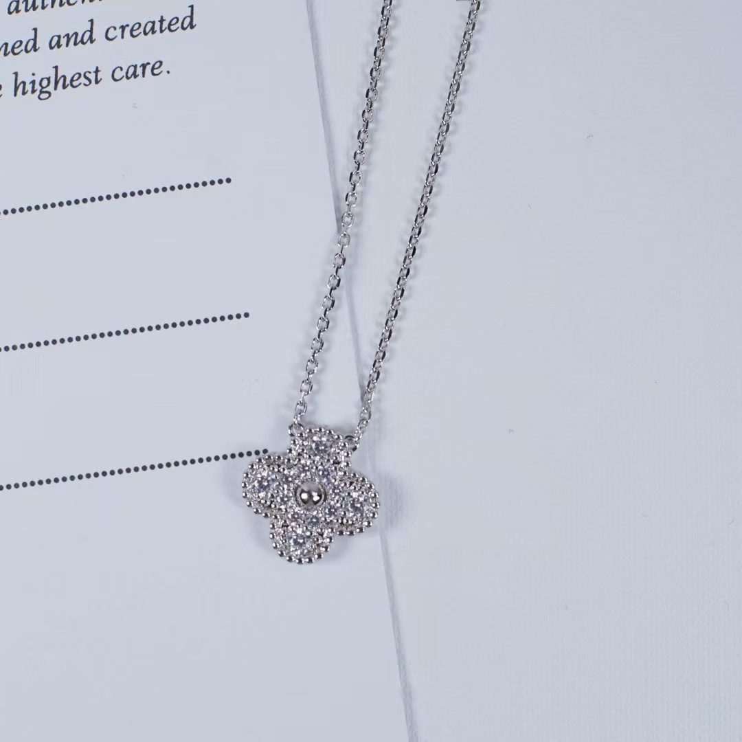 Van Cleef & Arpels Necklace view 5