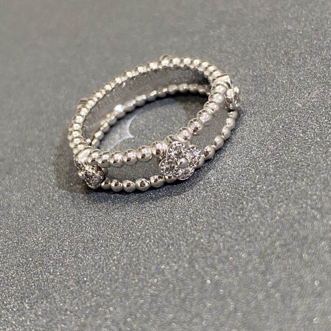 Van Cleef & Arpels Ring view 3