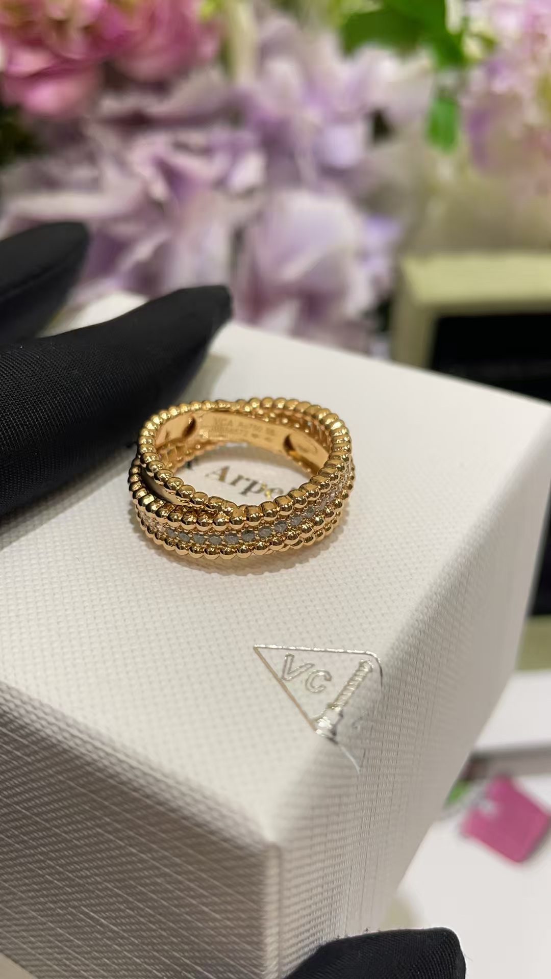 Van Cleef & Arpels Ring view 2