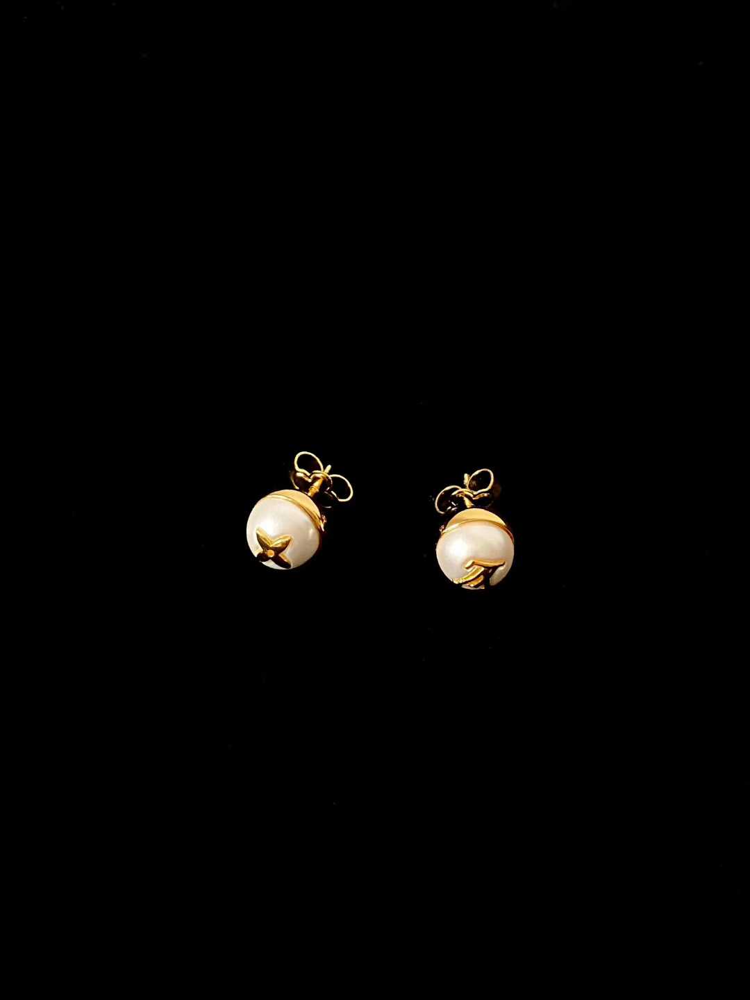 Louis Vuitton Earrings view 2