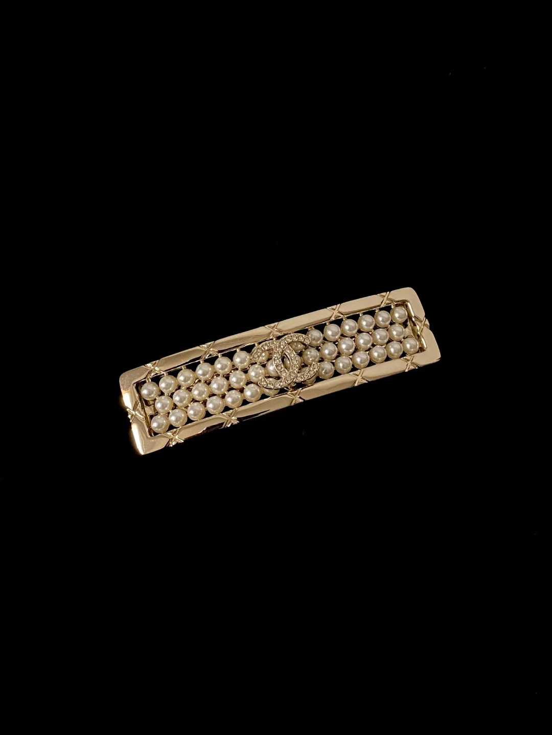 Chanel Pearl hairpin view 5