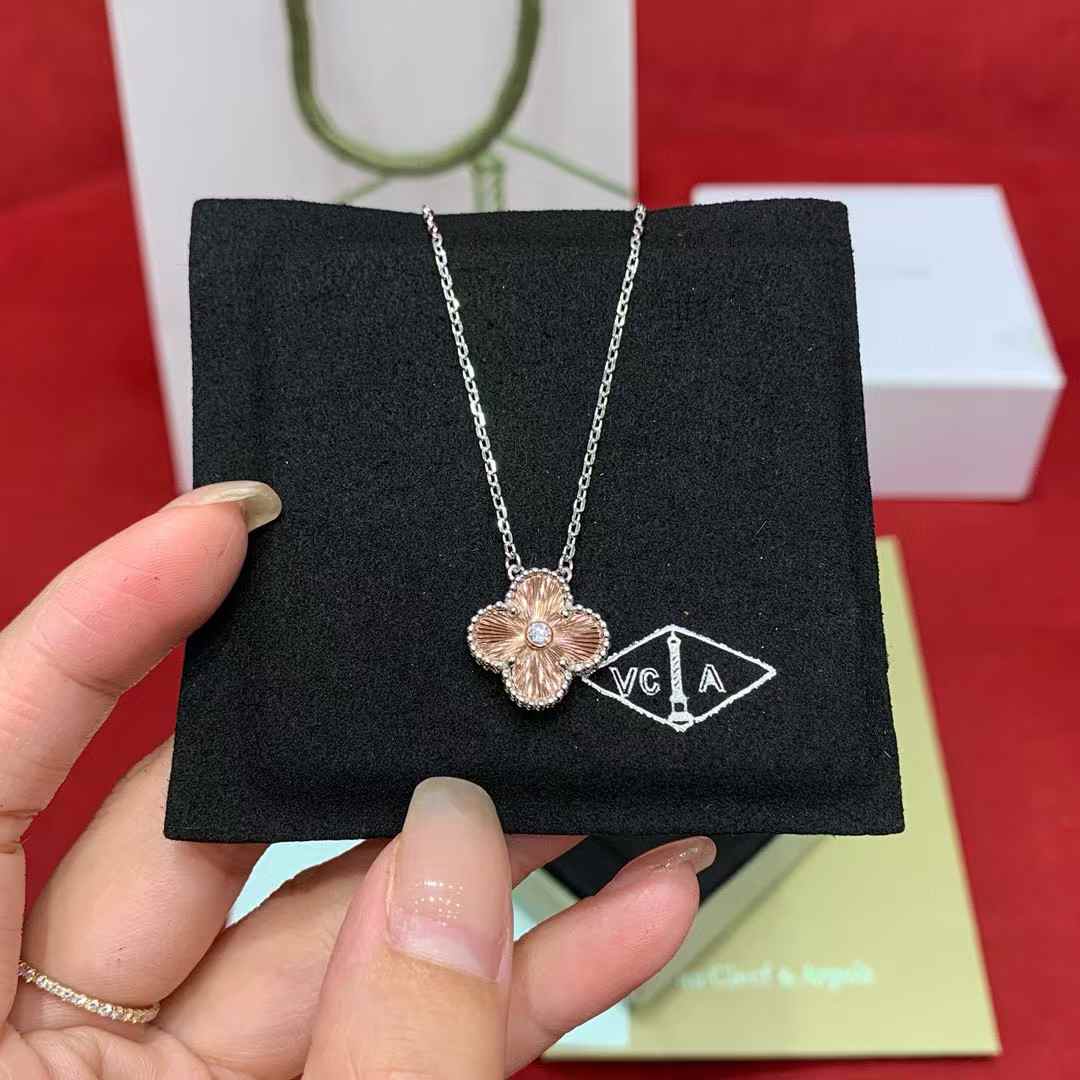 Van Cleef & Arpels Clover necklace view 2
