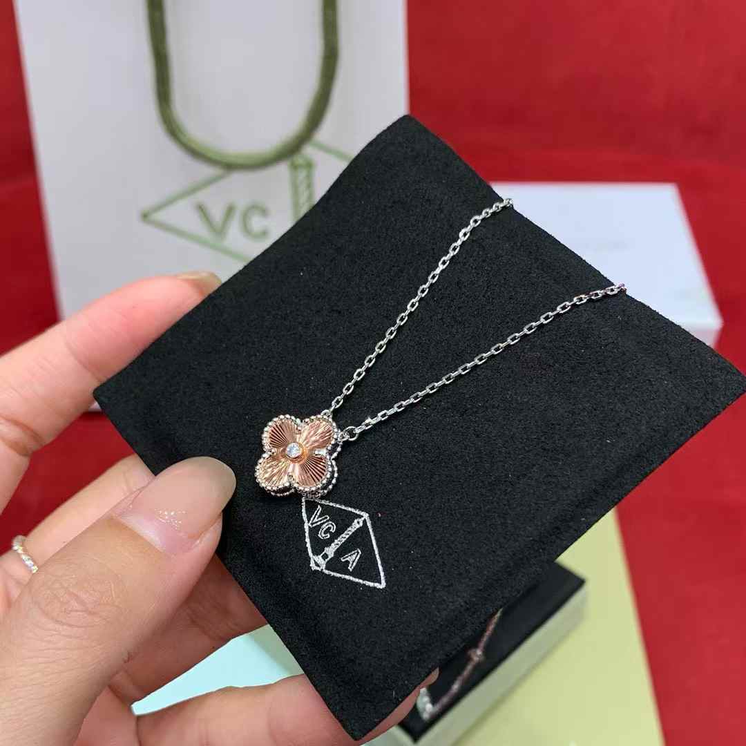 Van Cleef & Arpels Clover necklace view 3