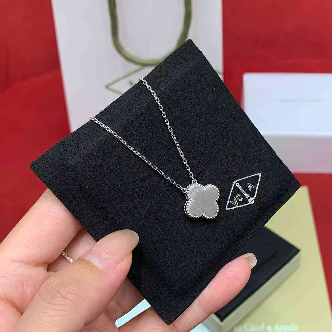 Van Cleef & Arpels Clover necklace view 4