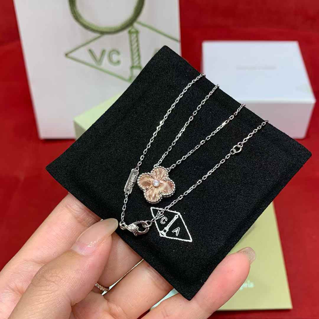 Van Cleef & Arpels Clover necklace view 5
