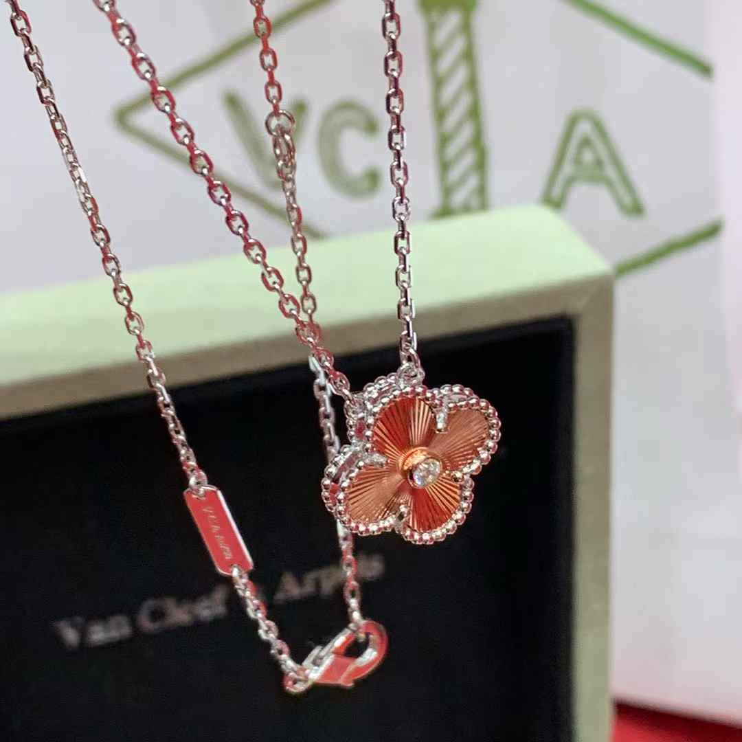 Van Cleef & Arpels Clover necklace view 6