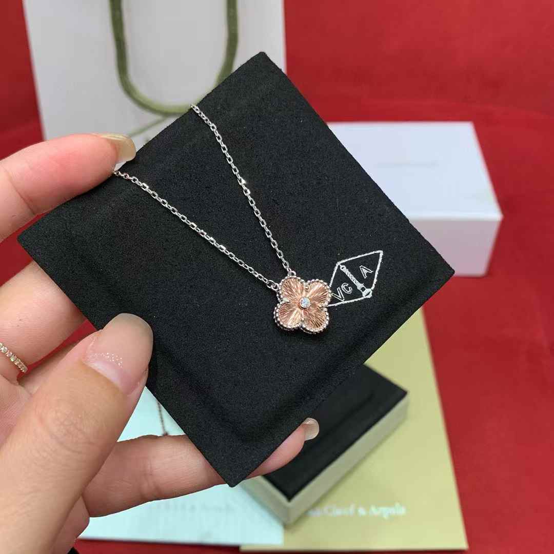 Van Cleef & Arpels Clover necklace view 7