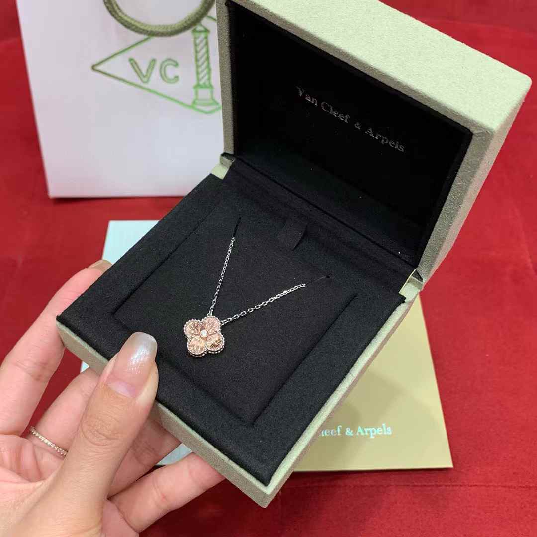 Van Cleef & Arpels Clover necklace view 8