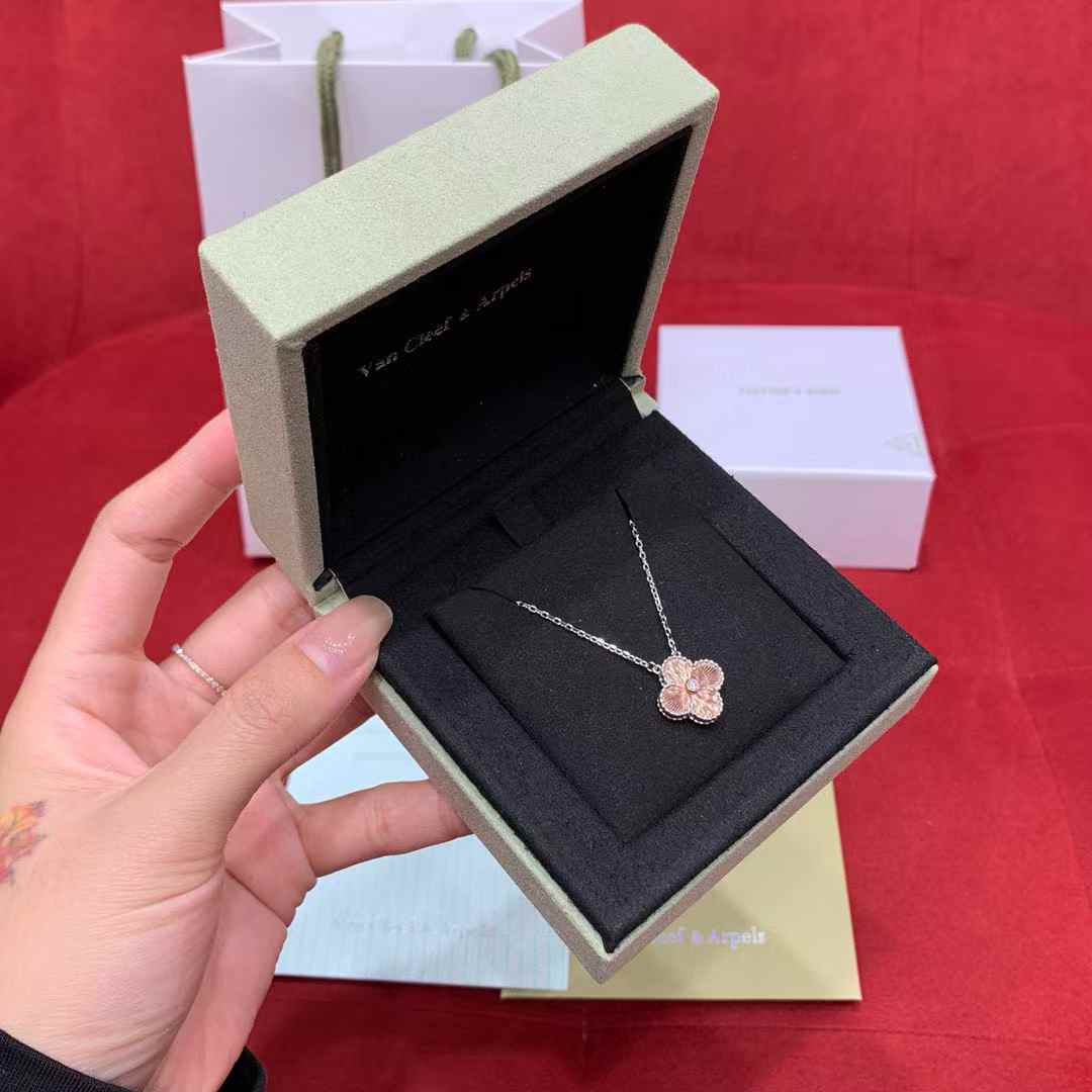 Van Cleef & Arpels Clover necklace view 9