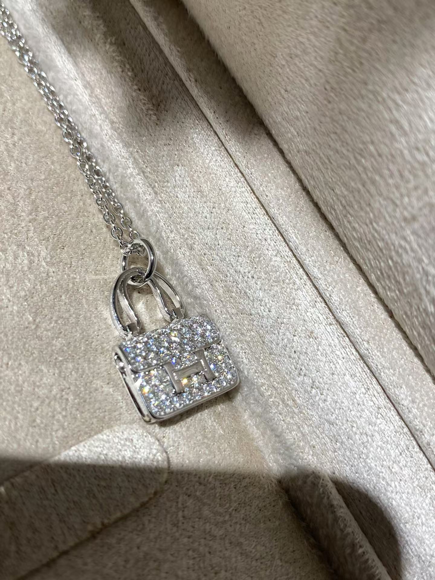 Hermès Amulettes Constance Pendant view 5