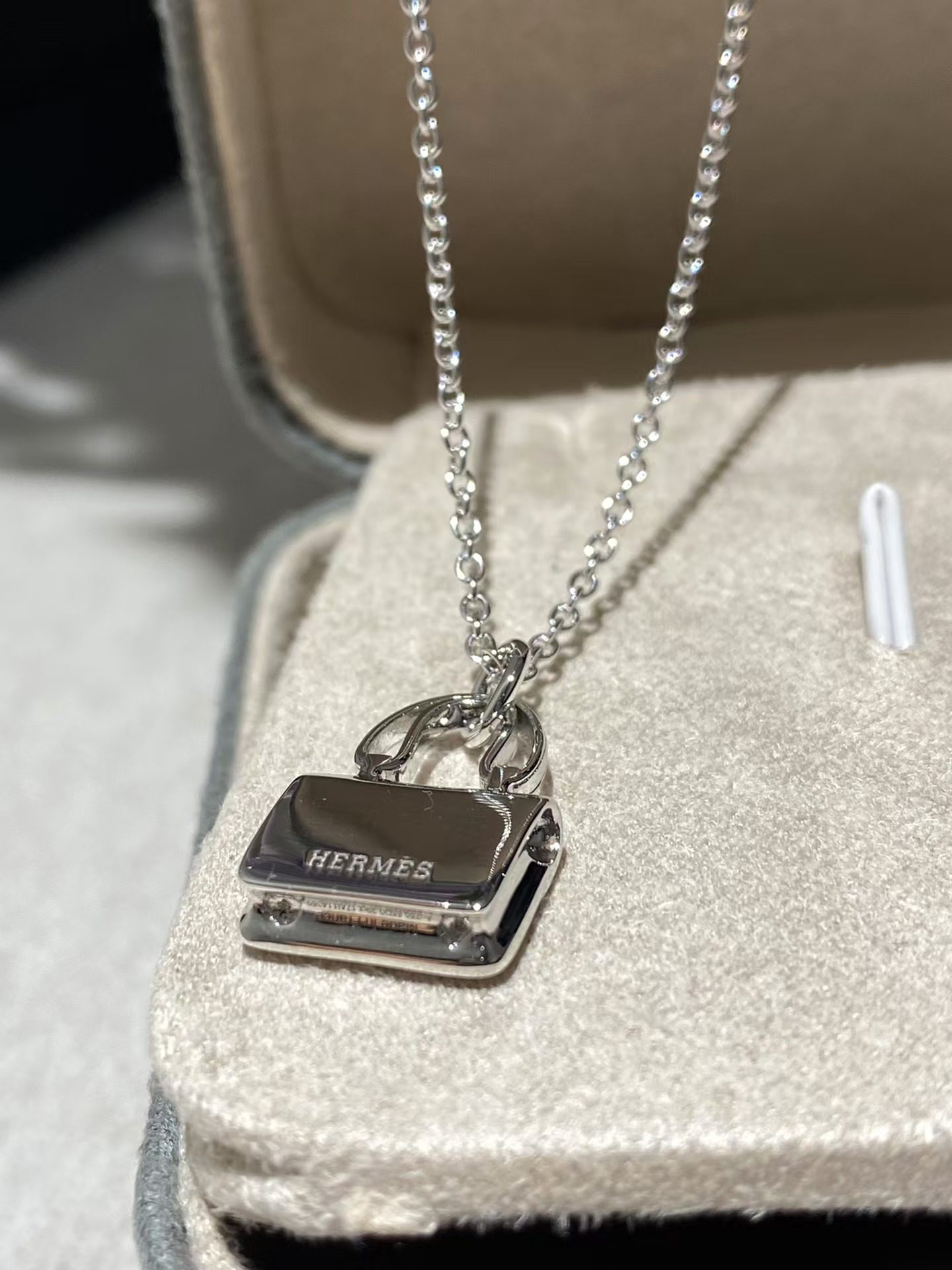 Hermès Amulettes Constance Pendant view 6