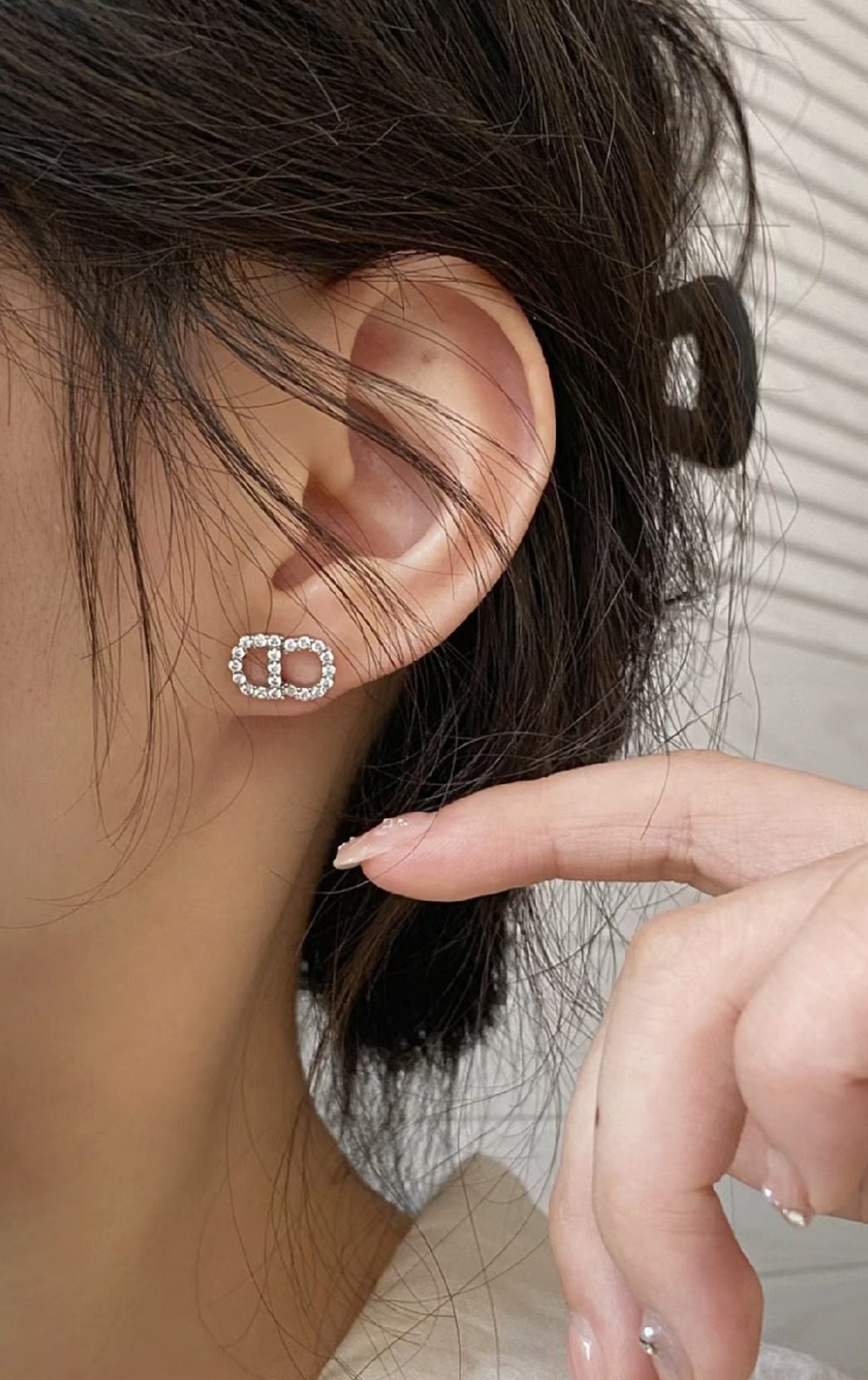 Dior LOGO ear stud view 1