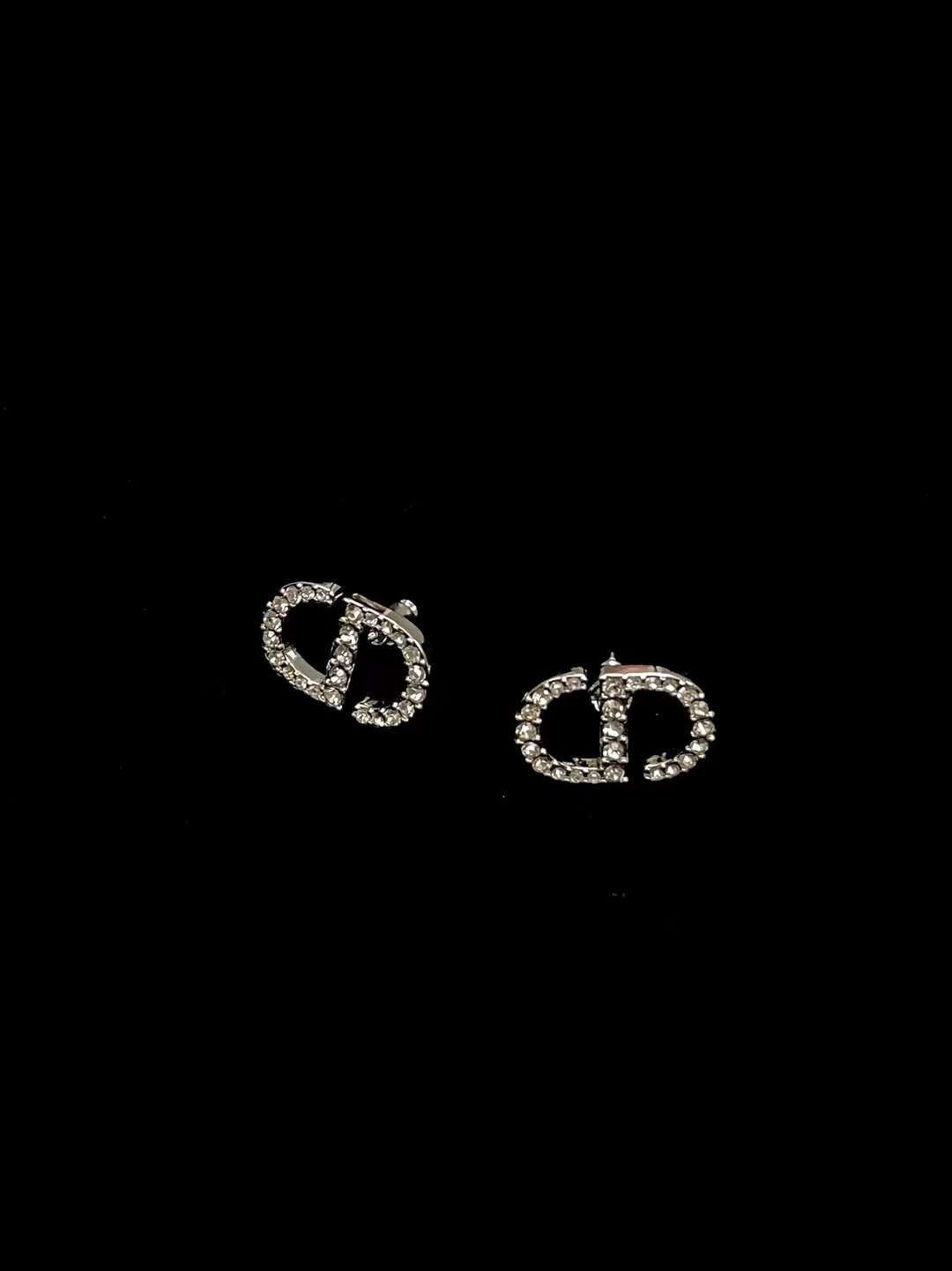 Dior LOGO ear stud view 2
