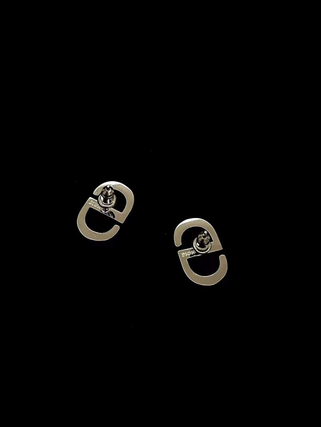Dior LOGO ear stud view 3