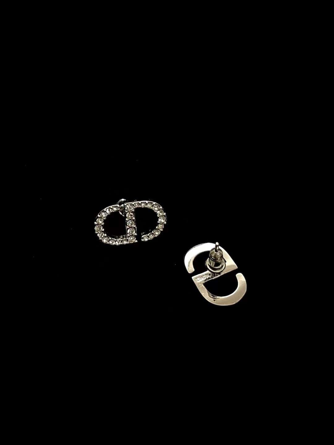 Dior LOGO ear stud view 4