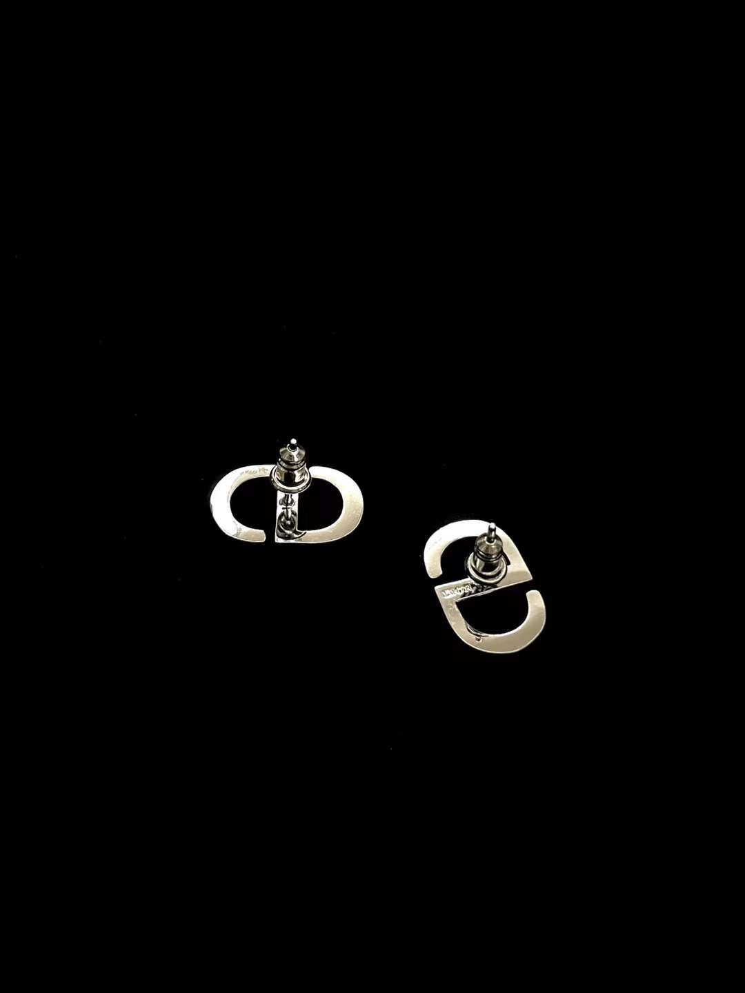 Dior LOGO ear stud view 5