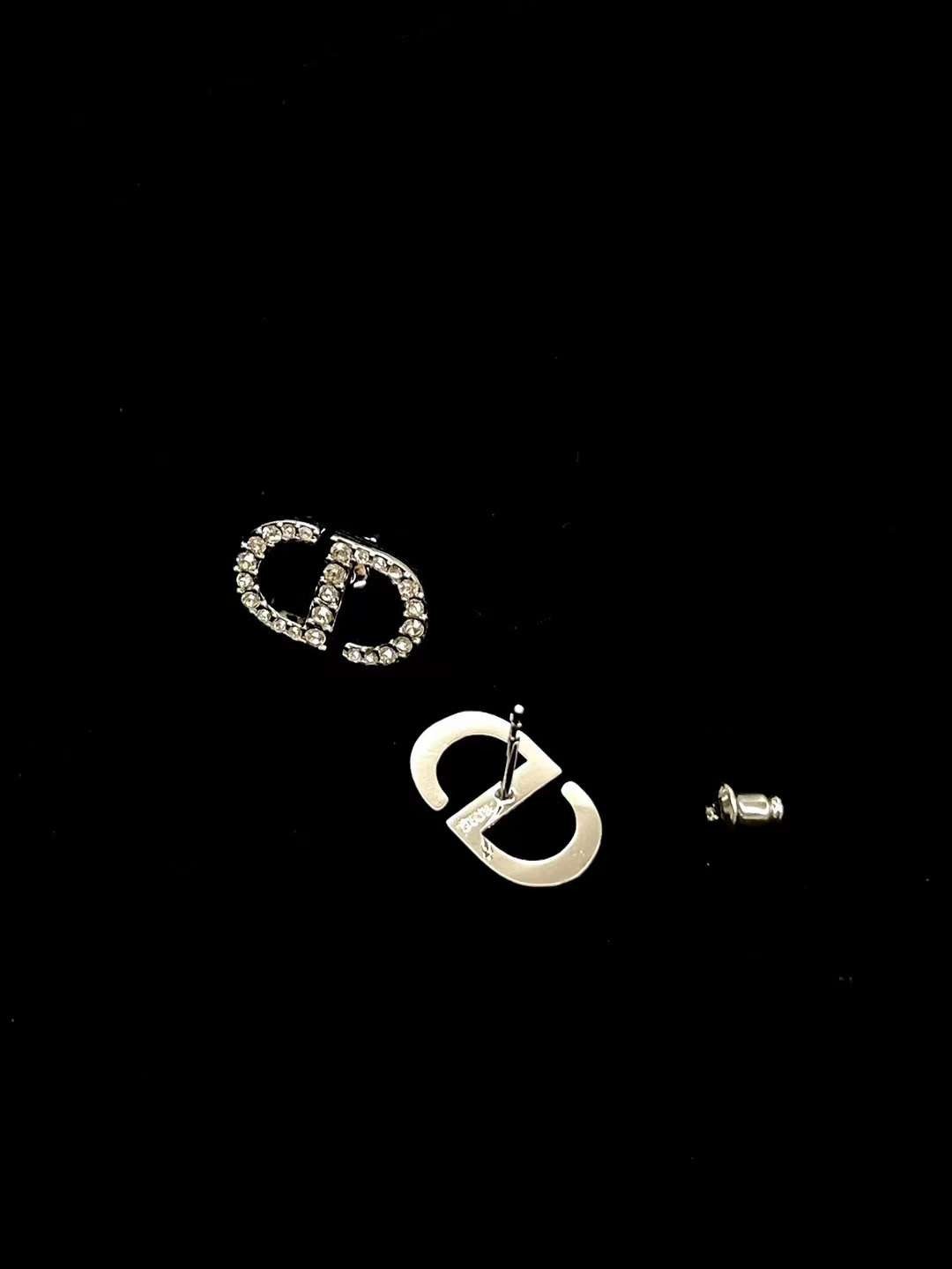 Dior LOGO ear stud view 6
