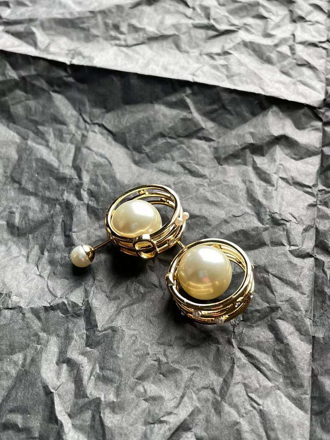 Dior 2024 new earrings view 2
