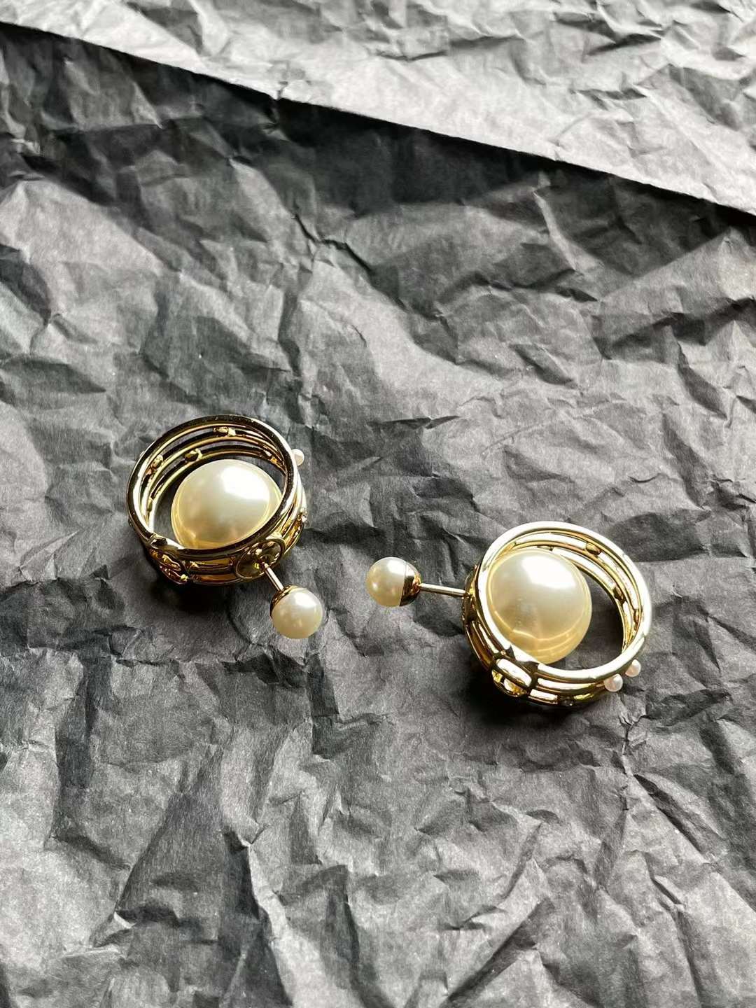 Dior 2024 new earrings view 3