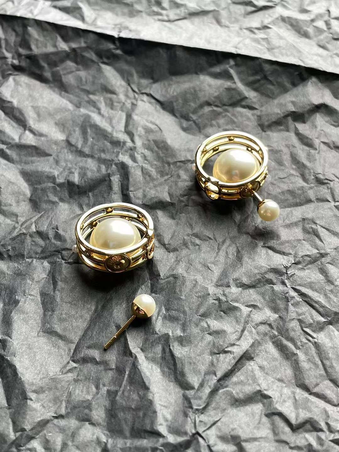 Dior 2024 new earrings view 4